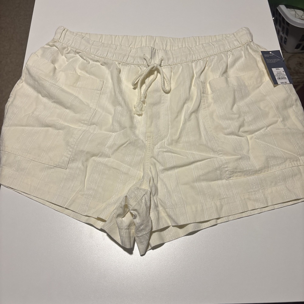 Universal Thread 2XL Plus Woman's Beige Shorts Elastic Drawstring Waist Pockets